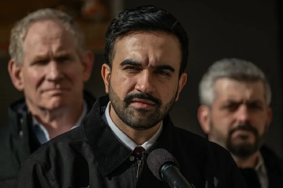  纽约民众对伊朗遇袭反应不一：愤怒、焦虑与喜悦交织 新闻