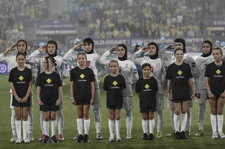  心中有祖国，伊朗女足此轮比赛行军礼并高唱国歌 新闻 心中有祖国，伊朗女足此轮比赛行军礼并高唱国歌 新闻