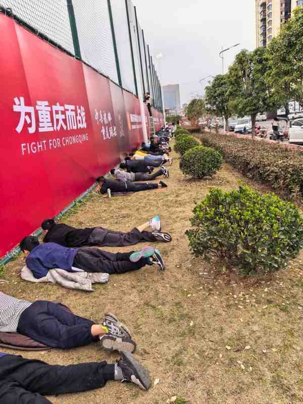  球迷热情难挡，重庆铜梁龙热身赛现场围栏外别样观赛。 体育新闻 球迷热情难挡，重庆铜梁龙热身赛现场围栏外别样观赛。 体育新闻