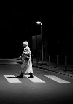 老年友好社会渐行渐近：代表委员热议；公共空间无碍升级；细节关怀温暖人心