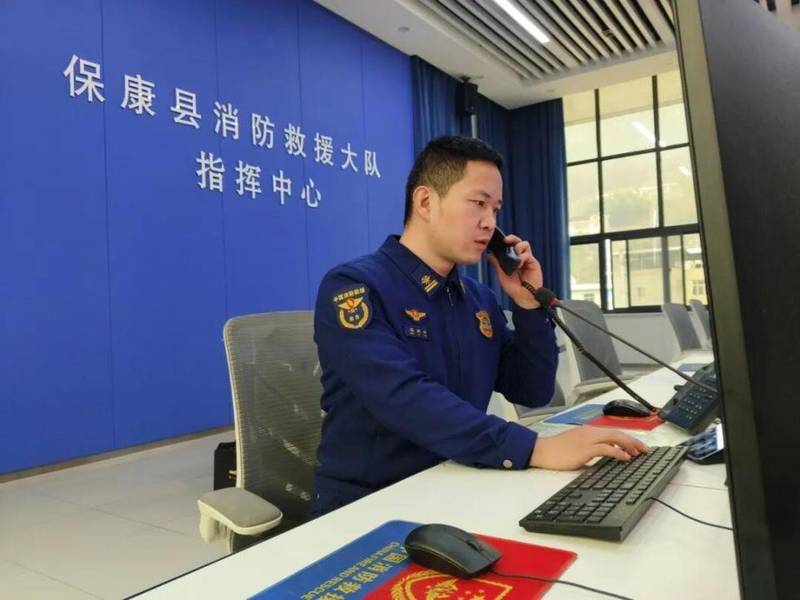  山区货车迷路求助；消防接警员自掏腰包充值话费，故事温暖人心。图源：襄阳消防 新闻