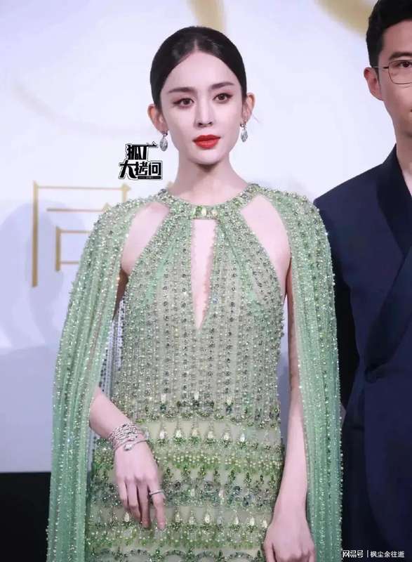 万众瞩目的视觉盛宴：解析明星红毯破圈的隐秘逻辑