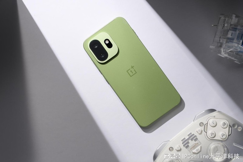  165Hz高刷+骁龙8至尊版+7500mAh：深度拆解一加15T小屏旗舰技术规格与选购逻辑 手机评测