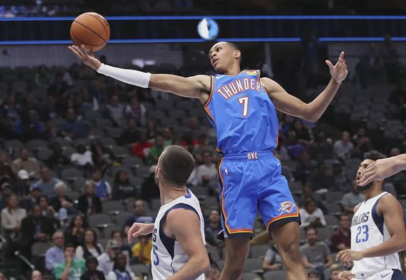  从全美第一到CBA失业：达柳斯·贝兹利数据断崖背后的职业危机深度复盘 体育新闻