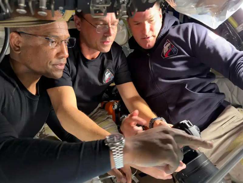  四名航天员的太空十天：当我们谈论仰望星空时，他们正在解决厕所问题 新闻