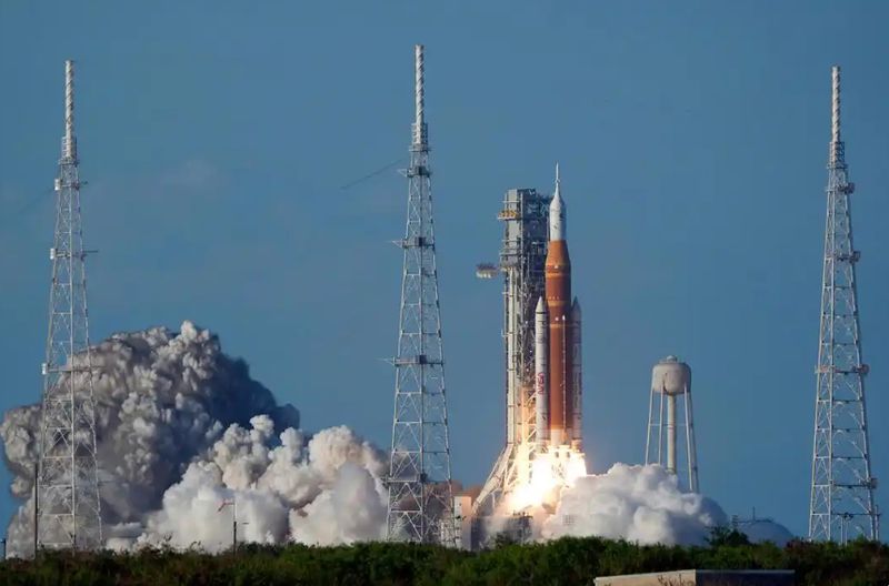 四名航天员的太空十天：当我们谈论仰望星空时，他们正在解决厕所问题