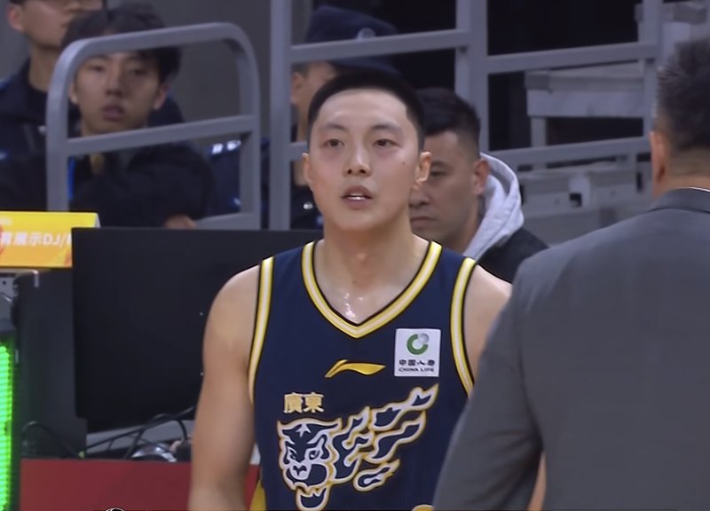  【CBA深度复盘】深圳烈豹11连胜密码：战术蜕变与本土核心崛起的双重引擎 体育新闻
